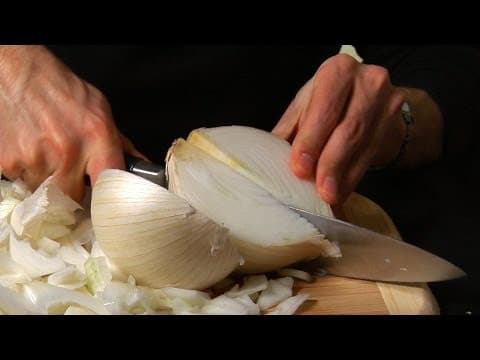 【生物小常識】洋蔥到底怎麼把我們惹哭的？　(Why Do Onions Make Us Cry? - Instant Egghead #62)